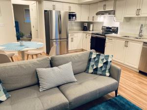 Virtuvė arba virtuvėlė apgyvendinimo įstaigoje Brand New 2 Brdm Suite - New House