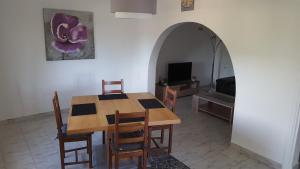 una sala da pranzo con tavolo e sedie in legno di Gîte "Le Couchant" a Gras