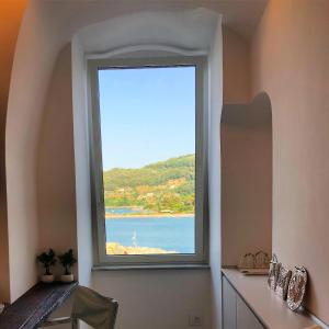 - une fenêtre dans une chambre avec vue sur l'océan dans l'établissement Vongola, à Portovenere