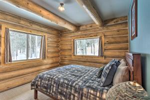 Giường trong phòng chung tại Fox Farm Retreat Hillside Telluride Home with Sauna