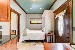 um quarto com uma cama no canto de um quarto em Garden House em San Diego