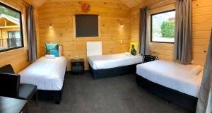 Kingston TOP 10 Holiday Park tesisinde bir odada yatak veya yataklar