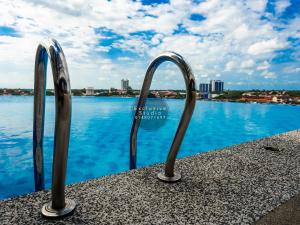 vista di un corpo idrico con due maniglie metalliche di Studio Exclusive (D'Perdana Condominium) a Kota Bharu