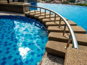 una rampa di scale accanto alla piscina di Studio Exclusive (D'Perdana Condominium) a Kota Bharu