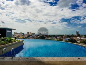 una grande piscina sul tetto di un edificio di Studio Exclusive (D'Perdana Condominium) a Kota Bharu