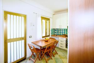 A kitchen or kitchenette at Appartamento fronte mare Perdepera