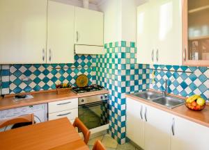 A kitchen or kitchenette at Appartamento fronte mare Perdepera