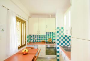 A kitchen or kitchenette at Appartamento fronte mare Perdepera