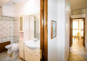 A bathroom at Appartamento fronte mare Perdepera