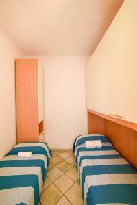 A bed or beds in a room at Appartamento fronte mare Perdepera