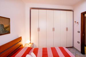 A bed or beds in a room at Appartamento fronte mare Perdepera