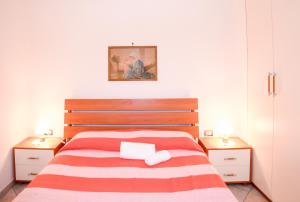 A bed or beds in a room at Appartamento fronte mare Perdepera