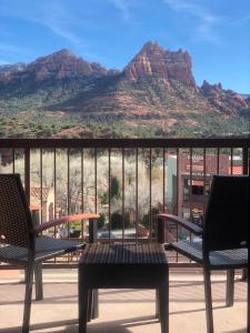 a balcony with chairs and a view of mountains at Matterhorn Inn in Sedona