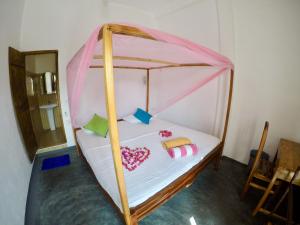 Bunk bed o mga bunk bed sa kuwarto sa Garden Beach Hotel