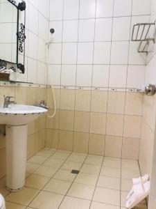 ein Badezimmer mit Waschbecken und Dusche in der Unterkunft Riley Ming Xuan B&B in Meishan + 34 Fotos