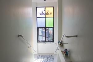 pasillo con ventana y escaleras con ventana en Puak Taem Boutique Hotel, en Chiang Mai 42 fotos más