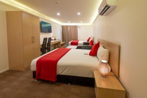 Postel nebo postele na pokoji v ubytování V Motel + 29 fotografií