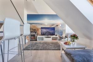 ein Wohnzimmer mit einem TV an der Wand in der Unterkunft Ostseemeerblick in Schönberger Strand