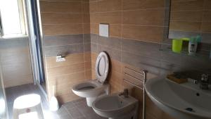 La salle de bains est pourvue de toilettes et d'un lavabo. dans l'établissement I Gerani, à Vieste