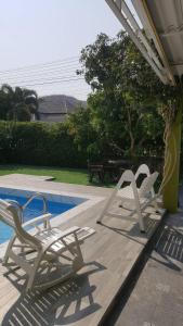 Bazén v ubytování Little home poolvilla nebo v jeho okolí