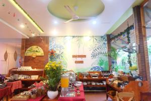 uma sala de jantar com mesas e uma ventoinha de tecto em Mai Binh Phuong Bungalow em Phu Quoc