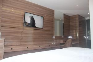 A television and/or entertainment centre at H-District Boutique Poshotel