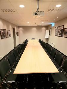 a conference room with a long table and chairs at Banken Hotel in Haugesund