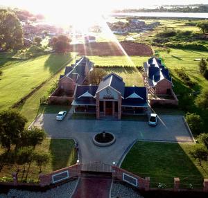 una vista aérea de una casa con patio en 2 Owls Guesthouse, en Potchefstroom