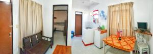 WHITE BEACH GUEST HOUSE في بويرتو غاليرا: صورتين مطبخ مع طاولة وثلاجة