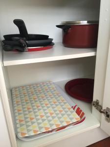 a drawer with a mat and a pot and pans at Chez Mimi in Châtillon-sur-Seine