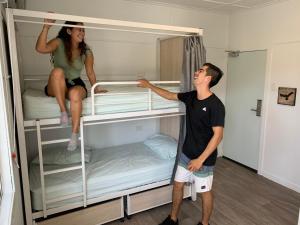 Postel nebo postele na pokoji v ubytování Mumma's Hostel Surfers Paradise