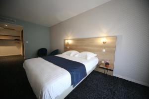 Кровать или кровати в номере Hôtel Fontaine Argent - Centre Ville
