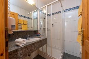 Hotel & Restaurant Ragginger Attersee的一间浴室