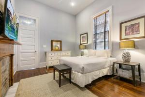 um quarto com uma cama, uma cómoda e uma televisão em Hosteeva - Double on Martin Luther King Jr em Nova Orleans
