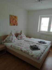 Un pat sau paturi într-o cameră la Ferienwohnung Weimar - Ulla