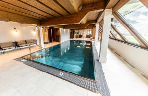 an indoor swimming pool in a house at BOUTIQUEHOTEL das edelweiss in Schoppernau