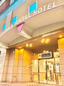 Osaka Joytel Hotel في أوساكا: مبنى عليه لافته مكتوب عليها فندق مشغول