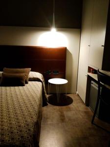เตียงในห้องที่ Albergo Suisse Bellevue