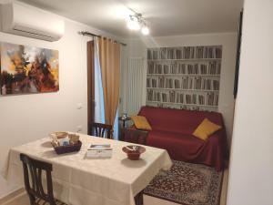 sala de estar con mesa y sofá en La Casa di Sonia Apartment, en Venecia