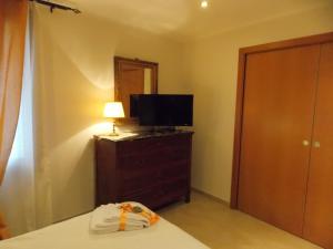 1 dormitorio con cama, TV y espejo en La Casa di Sonia Apartment en Venecia