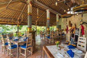Puri Gangga Resort Ubud tesisinde bir restoran veya yemek mekanı