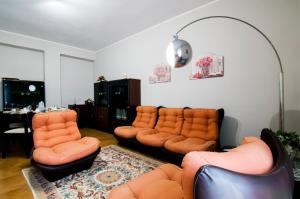 - un salon avec des canapés, des chaises et une table dans l'établissement B&B Panorama, à Piazza Armerina