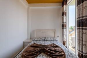 سرير أو أسرّة في غرفة في Amaze Residence luxury 2 bedroom apartment 5