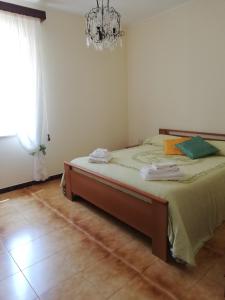 Schlafzimmer mit einem Bett und einem Kronleuchter in der Unterkunft Casa Adelegigi in Cetara