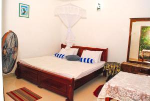 سرير أو أسرّة في غرفة في Kandy Shady Trees Villa