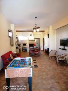 sala de estar con mesa de ping pong en el centro en Paradise, en Palermo