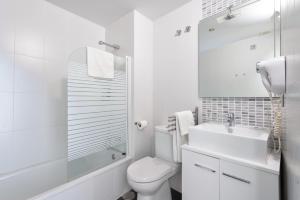 Koupelna v ubytování Apartamentos Globus by Be Alicante