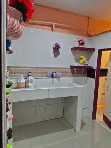 Koupelna v ubytování Adchara Mansion