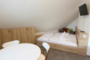 Posteľ alebo postele v izbe v ubytovaní Apartmány AURA