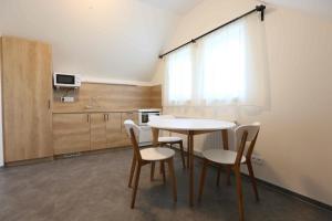 Televízia a/alebo spoločenská miestnosť v ubytovaní Apartmány AURA